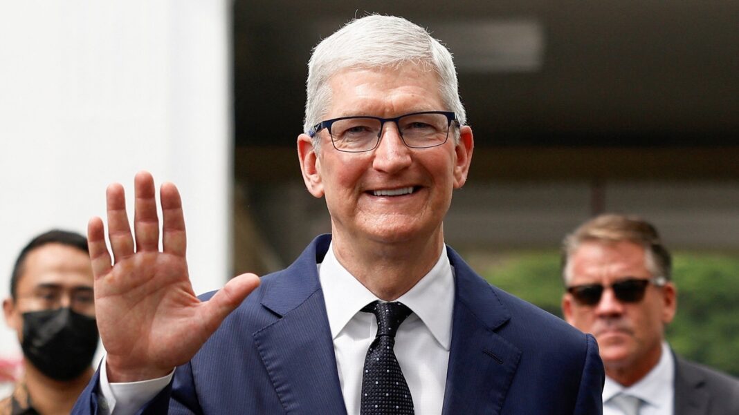 what-apple-ceo-tim-cook-named-his-college-friends-group-chat-after-finding-out-he-could-name-group-chats