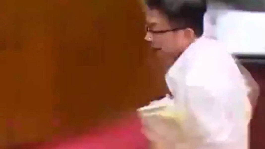 watch:-when-taiwan-parliament-member-stole-a-bill-and-ran-away