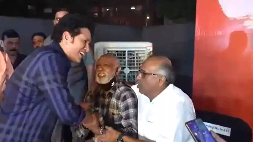 vinod-kambli-sings-a-song,-sachin-tendulkar-claps-–-watch